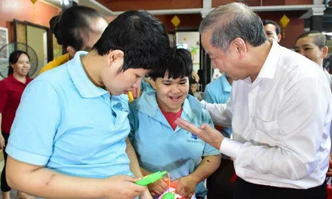 'Không chỉ là thầy, mà còn là cha, là mẹ'